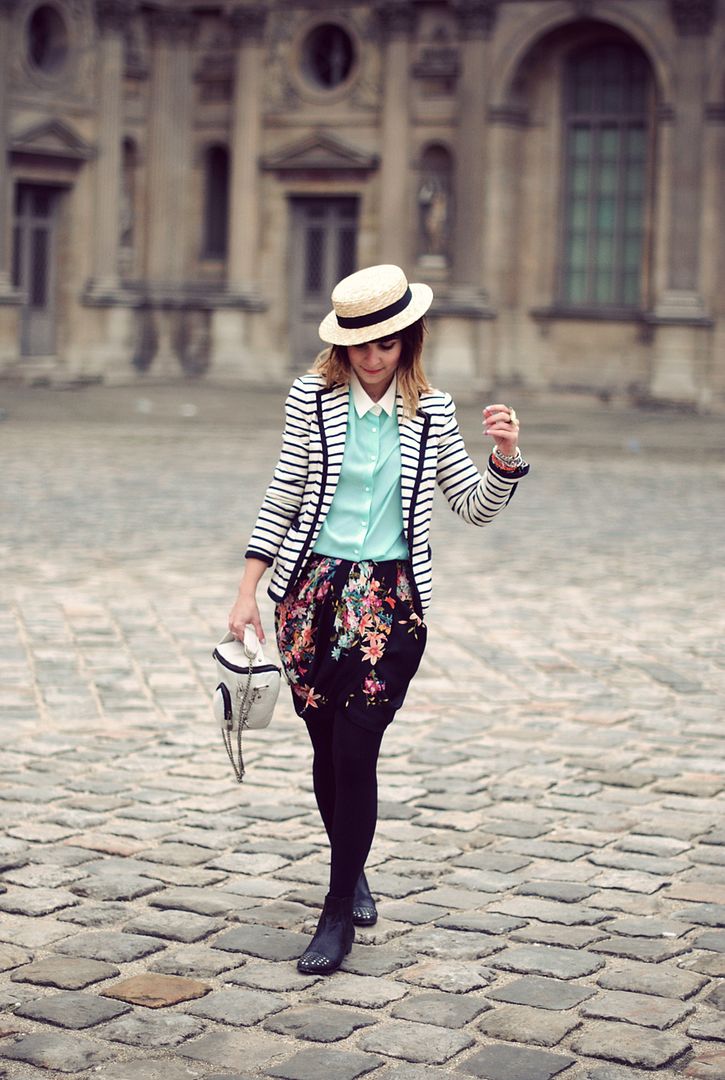 streetstyle Queen's Wardrobe Schwinn bike Paris Louvre