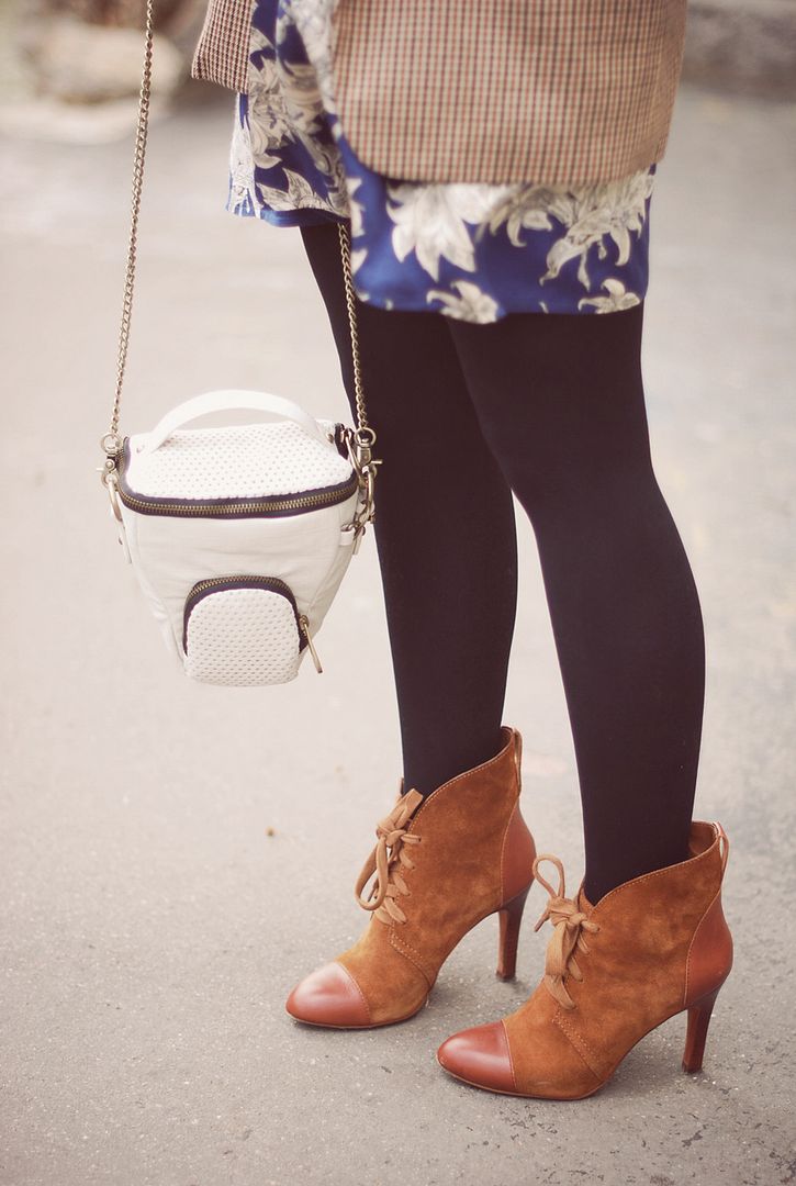 Cat hat streetstyle Paris Kipling camera bag
