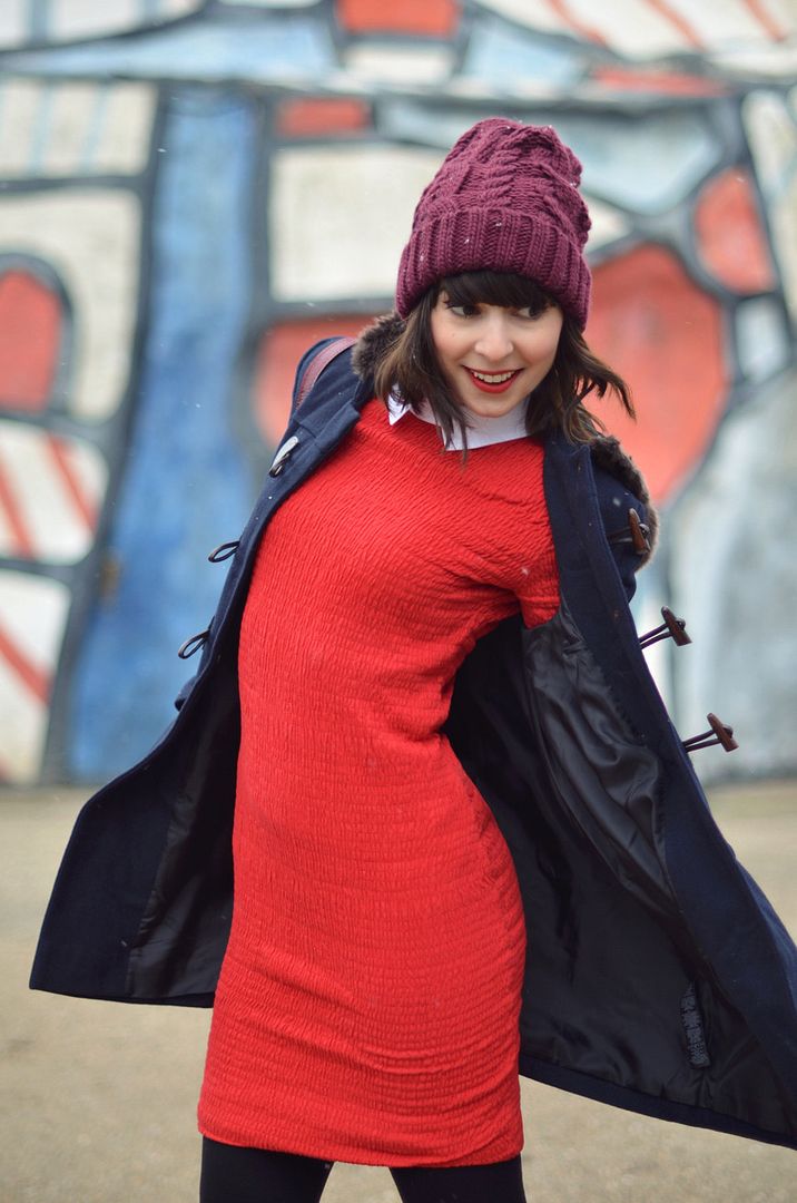 It's all about Helloitsvalentine streetstyle Carven x Petit Bateau robe rouge col blanc Tour aux figures Dubuffet Duffle coat fashion style