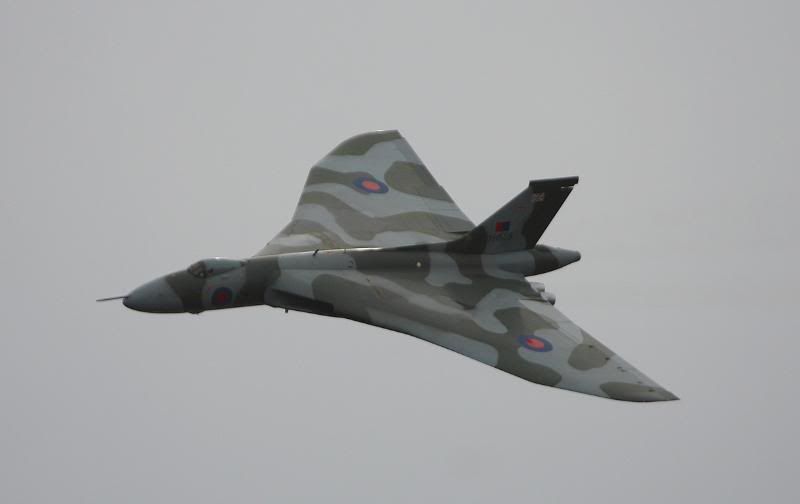 http://i51.photobucket.com/albums/f394/tartanpics/120908_XH558_Vulcan_1.jpg