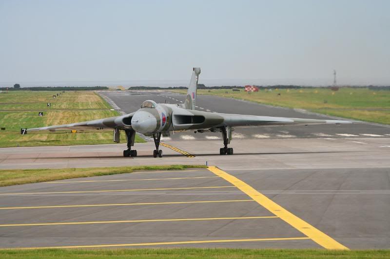 http://i51.photobucket.com/albums/f394/tartanpics/120908_XH558_Vulcan_5.jpg