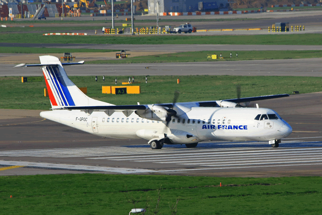 http://i51.photobucket.com/albums/f394/tartanpics/2010/090410_F-GPOC_Atr42.gif