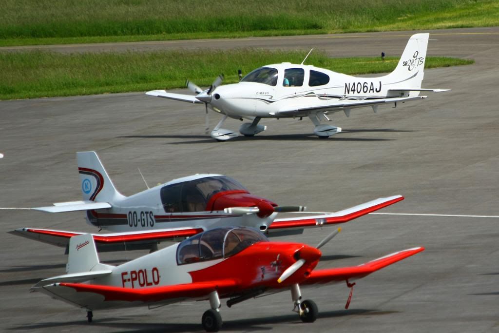 http://i51.photobucket.com/albums/f394/tartanpics/2011/070511_N406AJ_Cirrus_SR22.jpg