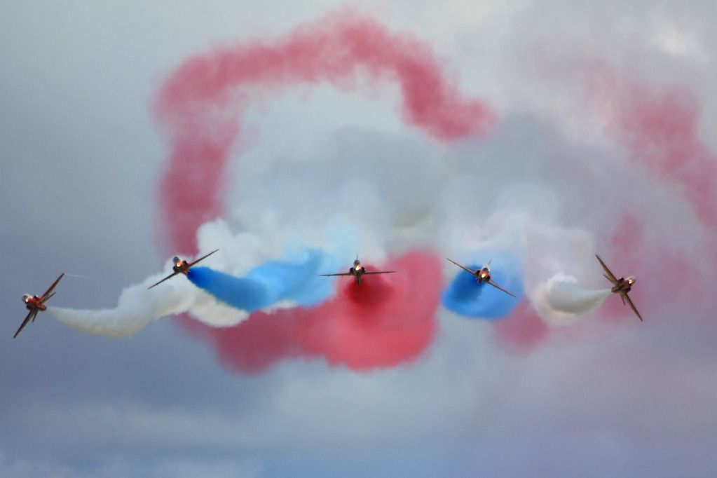 http://i51.photobucket.com/albums/f394/tartanpics/2012/East%20Fortune%20Airshow%202012/280712_RedArrows_14.jpg