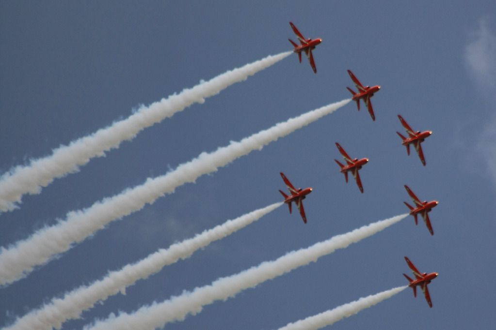 http://i51.photobucket.com/albums/f394/tartanpics/2012/East%20Fortune%20Airshow%202012/280712_RedArrows_2.jpg