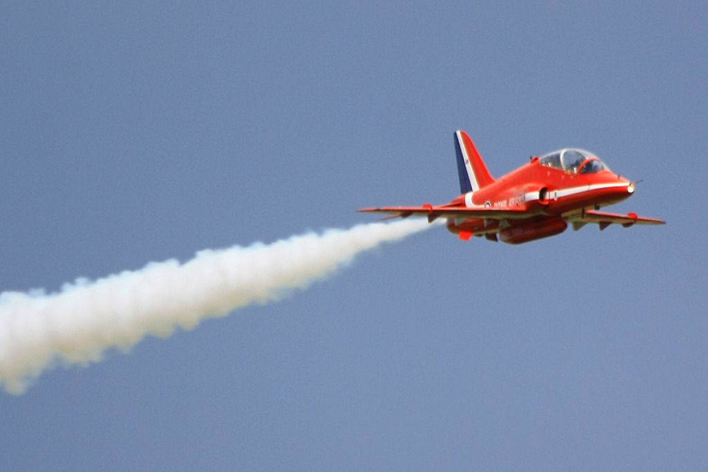http://i51.photobucket.com/albums/f394/tartanpics/2012/East%20Fortune%20Airshow%202012/280712_RedArrows_8.jpg