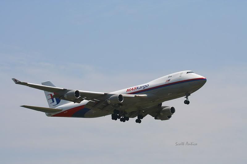 http://i51.photobucket.com/albums/f394/tartanpics/Asia%202007/220907_9M-MPS_B747.jpg