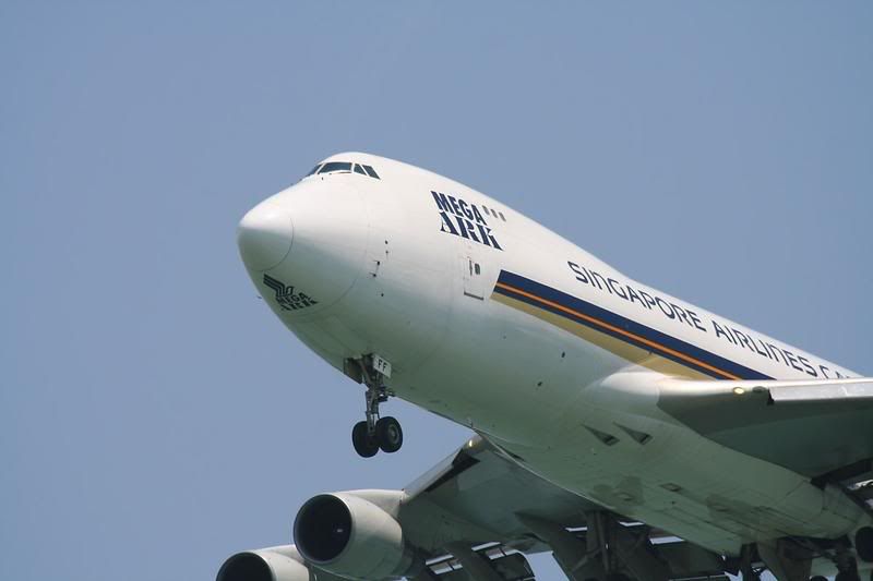 http://i51.photobucket.com/albums/f394/tartanpics/Asia%202007/280907_9V-SFF_B747.jpg