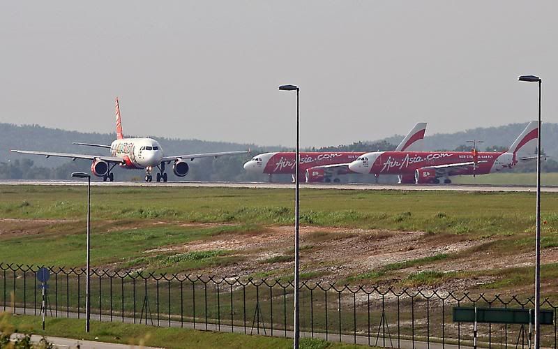http://i51.photobucket.com/albums/f394/tartanpics/Asia%202007/AirAsias.jpg