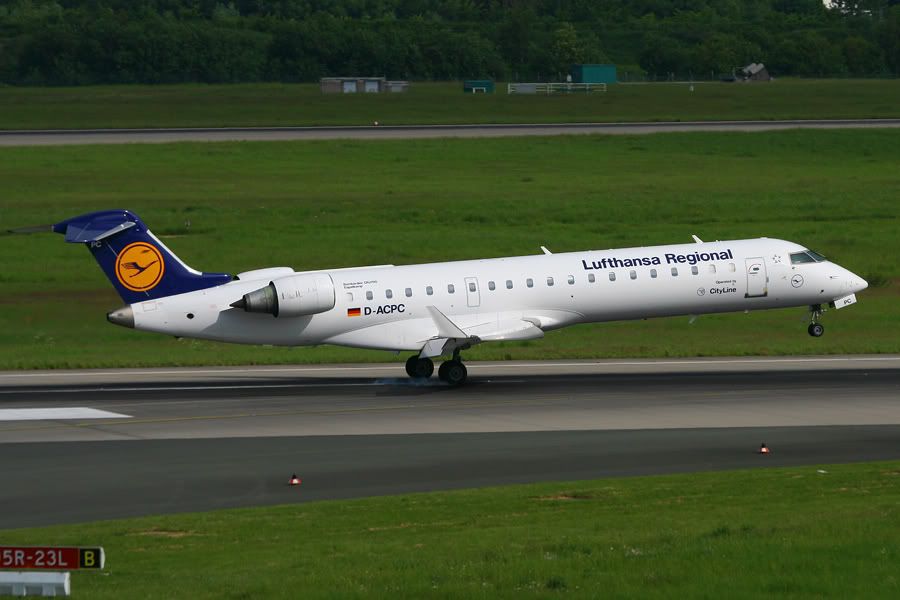 http://i51.photobucket.com/albums/f394/tartanpics/Dusseldorf%20April%2009/130509_D-ACPC_CRJ700.jpg