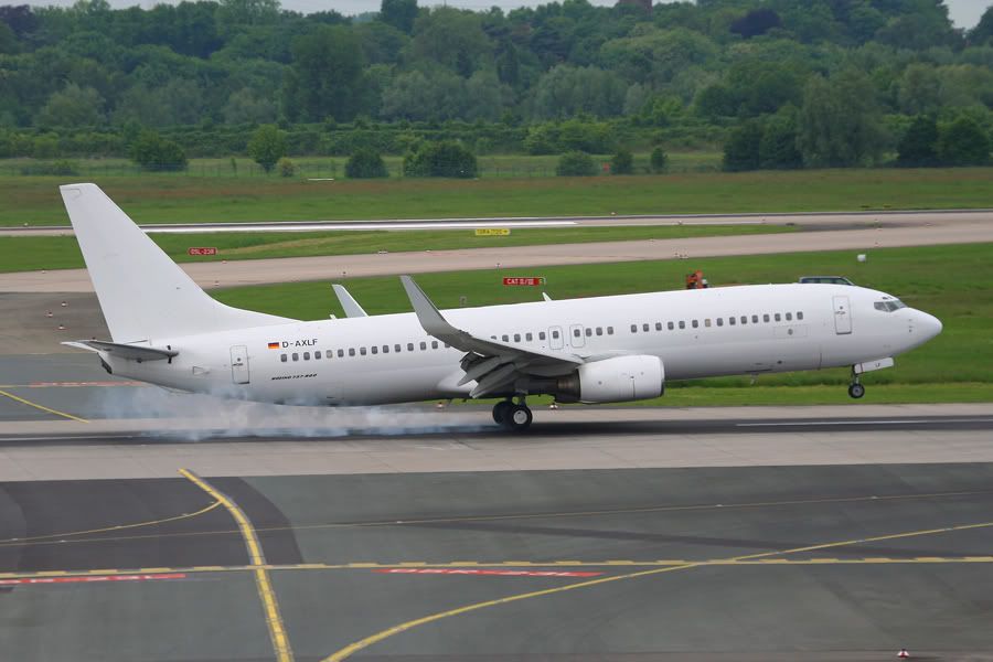 http://i51.photobucket.com/albums/f394/tartanpics/Dusseldorf%20April%2009/130509_D-AXLF_B737.jpg