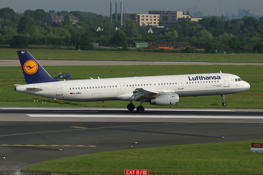 http://i51.photobucket.com/albums/f394/tartanpics/Dusseldorf%20April%2009/140509_D-AIRU_A321.jpg