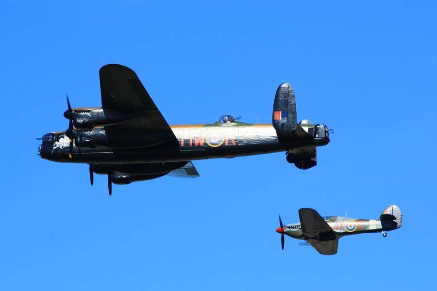 http://i51.photobucket.com/albums/f394/tartanpics/Leuchars%202009/120909_Lancaster.jpg