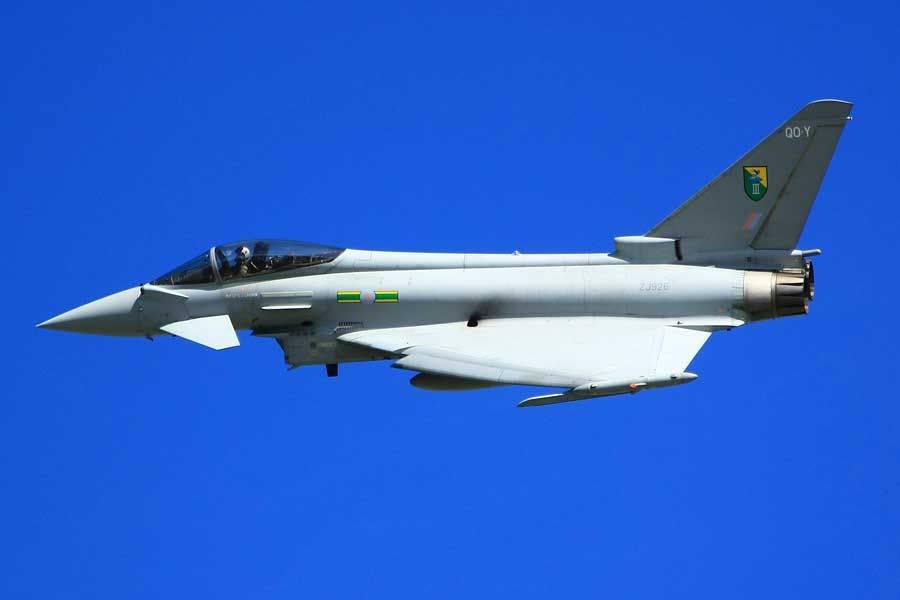 http://i51.photobucket.com/albums/f394/tartanpics/Leuchars%202009/120909_Typhoon_2.jpg