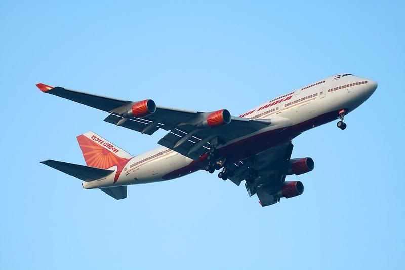 http://i51.photobucket.com/albums/f394/tartanpics/album%202/211207_VT-AIS_B747.jpg
