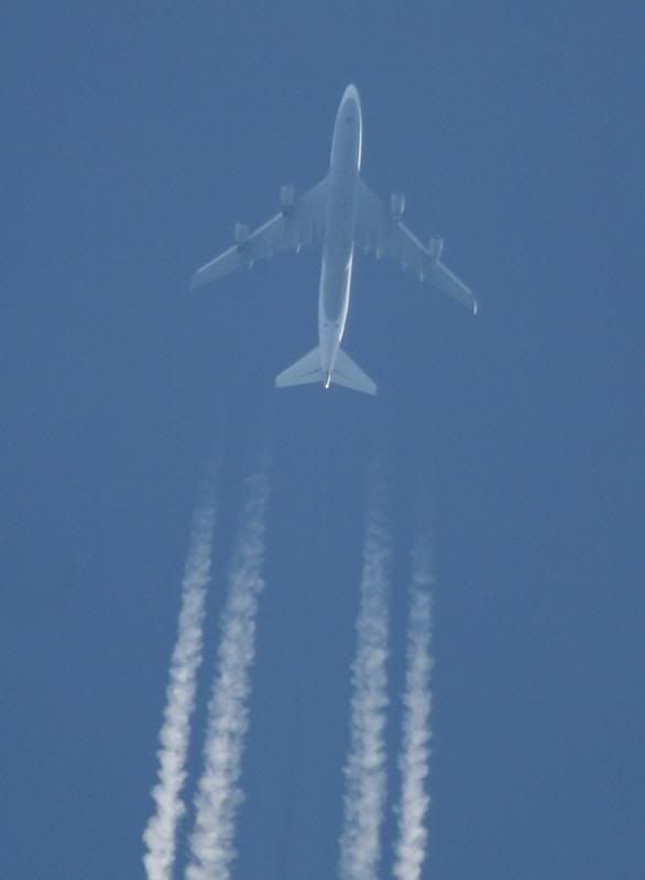 http://i51.photobucket.com/albums/f394/tartanpics/album%203/061007_B747_Trail.jpg
