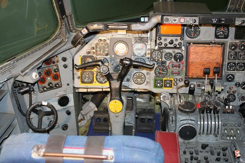 http://i51.photobucket.com/albums/f394/tartanpics/album%203/100707_Trident_cockpit.jpg