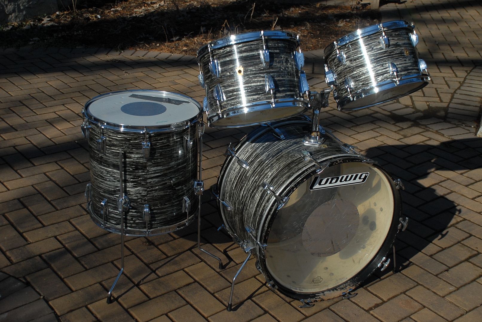 1967 VINTAGE LUDWIG BLACK OYSTER PEARL RINGO STYLE 16 INCH FLOOR TOM 